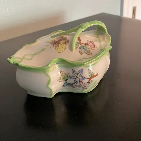 Butterfly Theme Ceramic Dresser Box - Picture 4 of 4